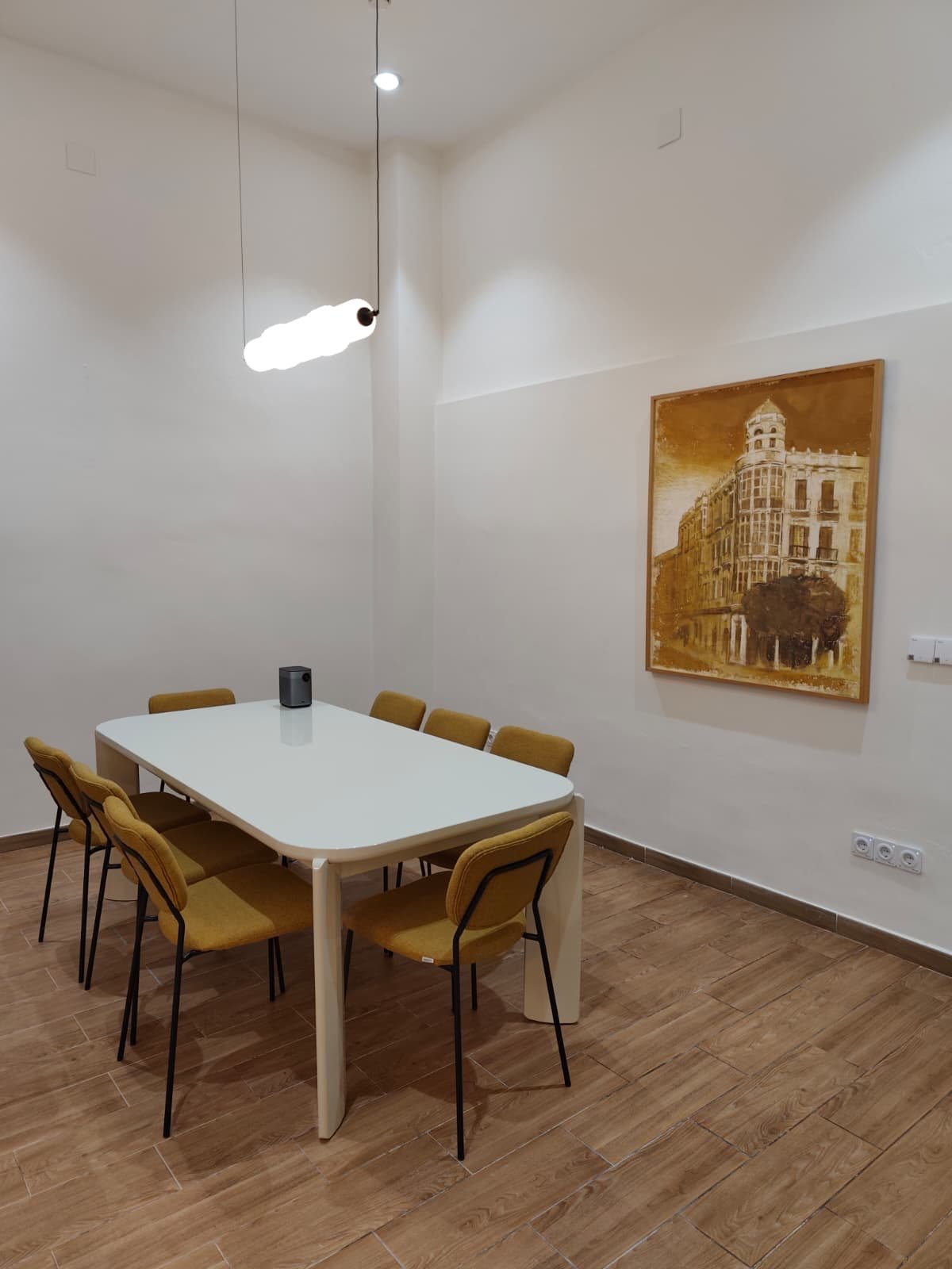 Sala de reuniones con cuadro del edificio Metropol